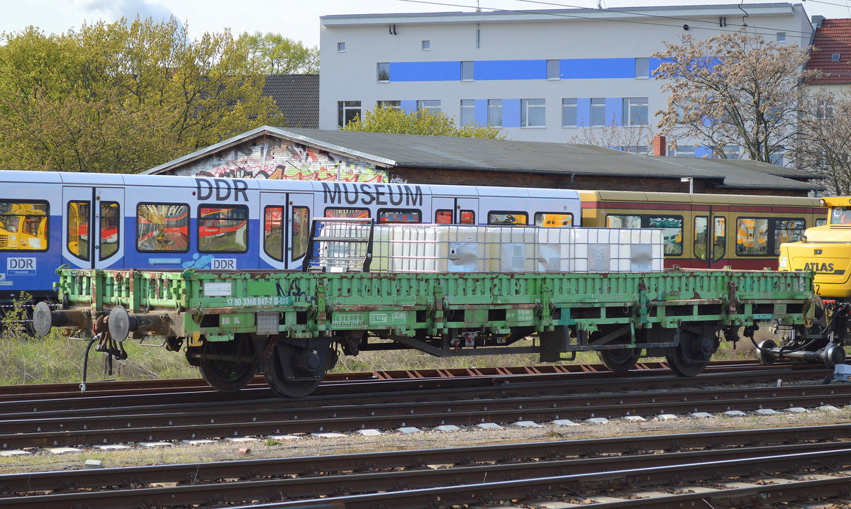 Zweiachsiger Flachwagen der Fa. BUG (BUG 04) Nr. 47 80 3360 047-7 D-BUG am 27.04.17 Bf. Berlin-Lichtenberg.