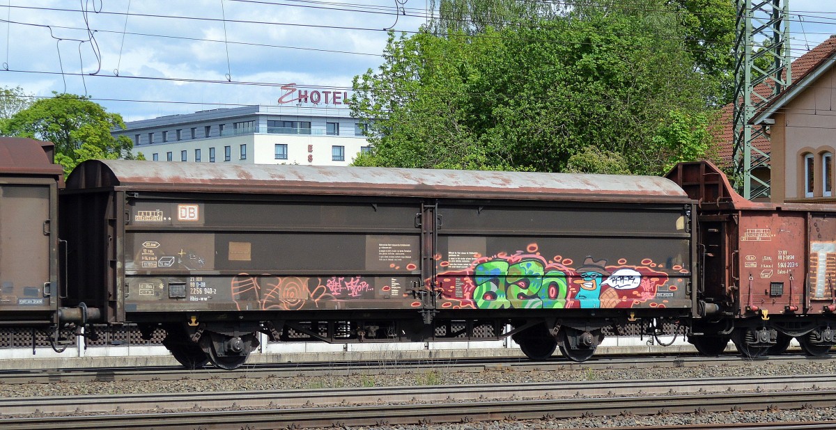 Zweiachsiger, gro�r�umiger Schiebewandwagen der DB mit der Nr. 21 RIV 80 D-DB 2256 940-2 Hbis-ww 299 am 03.05.14 Bhf. Fulda.
