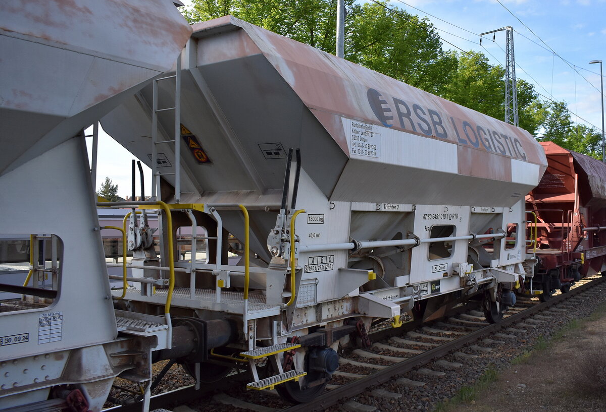 Zweiachsiger Selbstentlade Schüttgutwagen für Schotter der Fa. Rurtalbahn GmbH mit der Nr. 47 80 D-RTB 6451 018-1 Fcs in einem Schotterzug (leer) am 07.05.25 Höhe Bahnhof Ruhland.