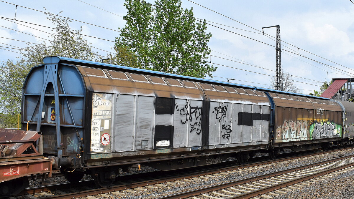 Zweigliedrige, festgekuppelte Güterwageneinheit mit zweiteiligen Schiebewänden vom Einsteller Transwaggon GmbH, Hamburg mit der Nr. 23 RIV 80 D-TWA 2941 582-1 Hiirrs in einem gemischten Güterzug am 23.04.25 Höhe Bahnhof Saarmund.
