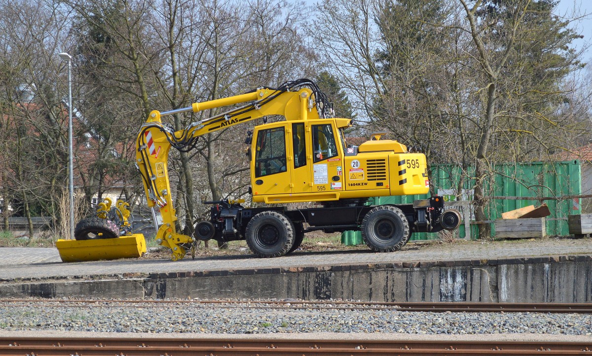 Zweiwegebagger ALTLAS 1604K ZW der DB Bahnbau Gruppe am 10.04.15 Berlin-Blankenburg.