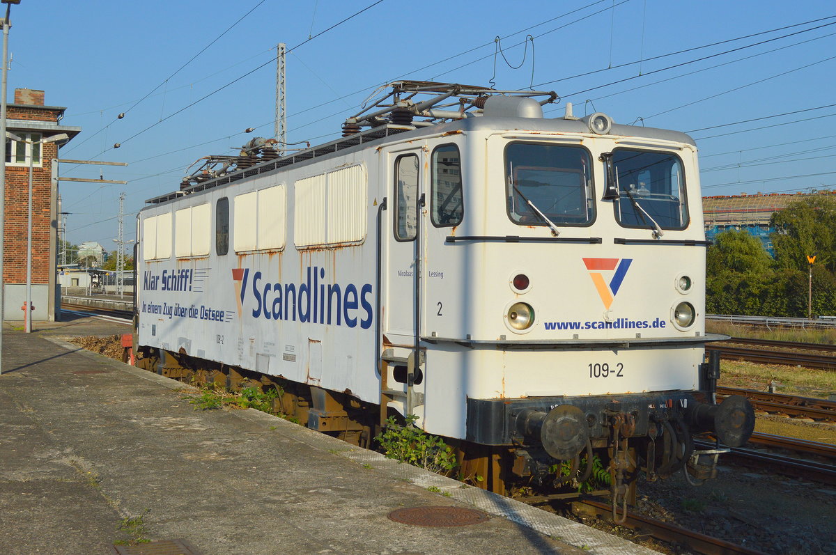 Zwischenzeitlich war sie vor lauter Grünzeug kaum noch zu sehen, jetzt erstmal wieder freigeschnitten die Ersatzteillok der GVG, die 109-2, die jetzt schon geraume Zeit auf einem Abstellgleis mitten im Bahnhofsgelände Bf. Berlin-Lichtenberg abgestellt ist, 27.09.16