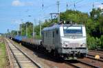 Akiem Mietlok 37005 wohl für die mcm logistics GmbH einem Unternehmen der LTH-Gruppe im Einsatz mit einem Ganzzug vor allem polnischer Drehgestell-Flachwagen mit Rungen (leer) am 15.07.15
