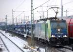 PKPC EU43-001 (91 51 627 0000-8 Pl-PKPC, E 186 126) mit fabrikneuen FIAT 500 Richtung Berlin Spandau unterwegs am 06.12.10 Berlin-Beusselstr.