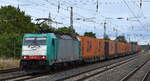 Crossrail Benelux N.V., Antwerpen-Borgerhout [B] mit der geleasten belgischen ATLU Lok  E 186 211  [NVR-Nummer: 91 88 7186 211-9 B-ATLU] und einem Containerzug am 09.07.25 Höhe Bahnhof Saarmund.