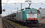Crossrail Benelux N.V., Antwerpen-Borgerhout [B] mit der geleasten belgischen ATLU-Lok  E 186 220  [NVR-Nummer: 91 88 7186 220-0 B-ATLU] und einem PKW-Transportzug am 03.12.25 Höhe Bahnhof