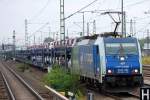 PKP cargo EU43-002 (91 51 6270 001-6 PL-PKPC) mit Ganzzug PKW-Transportwageneinheiten mit fabrikneuen FIAT 500 beladen Richtung Berlin-Spandau, 07.10.10 Berlin-Beusselstr.