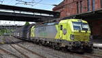 Green Cargo AB, Solna [S] mit der geleasten Alpha Trains Vectron  193 405  [NVR-Nummer: 91 80 6193 405-8 D-ATLU] und einem Ganzzug Schiebewandwagen am 14.05.25 Durchfahrt Bahnhof Hamburg-Harburg.