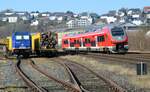 Während am 8.3.2024 raildox 076 109-2 auf die Beladung des Holzzuges wartet, erreicht der RE 17 (633 012)  auf dem Weg nach Hagen den Bahnhof Arnsberg.