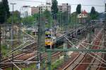 Bahnimpression vom 04.05.12 vom Gleisgel�nde N�he Berliner Westhafen des ehemaligen Gbf. Berlin-Moabit, hier werden zum Wochenende bzw. in Bereitschaft stehende Loks und Z�ge gerne mal abgestellt, diesmal ein polnischer FPL Zug mit 66003 mit Ganzzug offener G�terwagen und DE 63 der HGK. 