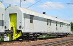 Als Schutz- und Begleitwagen für ihre europaweiten Überführungen hat die Fa. Railadventure mehrere Spezialwagen konzipiert, hier der WAgen mit der Nr. D-RADVE 75 80 90-94 008-4 Dmz090 am 18.07.17 Berlin-Wuhlheide.