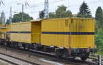 Der letzte Wagen des Gleisumbauzuges  EDELWEISS  hat zwei Material- und Werkzeugcontainer als Aufbau der Fa.
