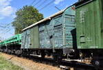 Schöner alter polnischer Bahndienstwagen der Fa. Fa. Zakład Robót Komunikacyjnych – DOM w Poznaniu Sp. z o.o. mit der Nr. 99 51 PL-ZRKPN 9 550 234-0 als Begleitwagen eines Gleisbauschienenkrans am Haken von  SM42-883  am 13.08.25 Höhe Bahnhof Kostrzyn nad Odrą.