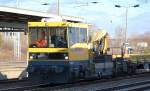 ROBEL BAMOWAG 54.22 der DB Bahnbaugruppe (GKW 303) mit Drehgestellflachwagen bei der Durchfahrt im Bhf.