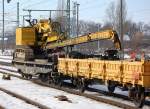 Raupenantrieb und wahrscheinlich Drehbohrsystem, interessante Baumaschine auf einem Drehgestellflachwagen f�r Schwerransporte + Schutzwagen gezogen von LOCON 202 am 20.02.10 durch den Bhf.