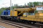 Dieser GOTTWALD Typ GS 100.06 Baujahr 1991 (97 82 43 501 19-1) ex VolkerRail GmbH jetzt Hering Gleisbau GmbH, heute + Schutzwagen gezogen von AHG Industry Lok 01, 02.05.12 Berlin-Blankenburg