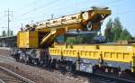 Ein STRABAG Gleisbauschienenkran GOTTWALD GS 40.08T (99 80 9419 004-3 D-STRA) hinter dem Schutzwagen 37 RIV 80 D-EIVEL 3999 050-2 Res gezogen WFL LOK 15 202 822-3 am 04.09.14 durch den Bhf.