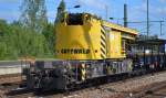 Ein  mgw GOTTWALD GS 40.08T Gleisbauschienenkran (97 82 41 505 19-4, Bj.1992) am 09.09.14 gezogen von LOCON 203 559-0 durch den Bhf.