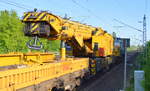 STRABAG Gleis- und Weichenbaukran vom Typ KIROW KRC 1200+  DONAU  Bj.2009 (VDM-Nr.:   99 80 9419 005-0) und Schutzwagen am Haken am 18.05.17 Bf.