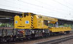 MGW GLEIS- UND WEICHENBAU-GESELLSCHAFT mbH & Co. KG mit ihrem Schienengleisbaukran KIROW KRC 810 T  der Dicke  + Schutzwagen am Haken von V 100-BUG-04 am 16.05.17 Bf. Flughafen Berlin-Schönefeld. 