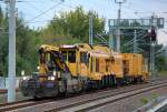 Ein Gleisbaumschinenzug gezogen von einem BAMOWAG 54.22 der DB Bahnbaugruppe dahinter eine LINSINGER Gleisfr�smaschine SF 03 W-FFS der Fa.