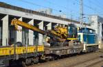 Die Firma Balfour Beatty mit ihrem Drehgestell-Flachwagen (31 RIV 80 D-BRR 4863 876-7 Samms 710) beladen mit der Baumaschine DELMAG G42, einem Mäkler mit Ex-Ramme mit dem die Fundamente für