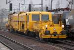GBW Gleistopfmaschine P&T 08-275 UNIMAT 3S + Schotterplaniermaschine SSP 100 der Deutschen Plasser bei der Durchfahrt im Bhf.
