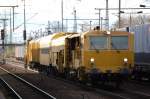 DB Bahnbau Gruppe mit Gleistopfmaschine P&T 08-475 UNIMAT 4S meheren Bahndienstwagen und einer Schnellschotterplaniermaschine vom Typ P&T SSP 110 SW (SSP 904) am 09.11.13 Durchfahrt Bhf.