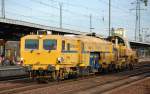 Der Tauberexxxpress von STRABAG, ein P&T STOPFEXPRESS 09-3X + einer Schotterplaniermaschine vom Typ R 24 von MATISA am 17.12.13 Durchfahrt Bhf.