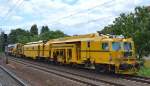 In dieser Perspektive sieht man schön die Länge von diesen gewaltigen Stopfmaschinen, hier eine P&T UNIMAT 09-32/4S der DB Bahnbau Gruppe am 23.06.14 Berliner Innenring Höhe