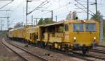 DB Bahnbau Gruppe mit Gleisstopfmaschine P&T 08-475 UNIMAT 4S (USM 905) drei Geräte-und Aufenthaltswagen und der Schnellschotterplaniermaschine SSP 110 SW (SSP 904) am 09.10.14 Flughafen