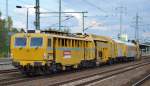 Die Bahnbau Gruppe mit einem Gleisbauzug bestehend ausv einer Stopfmaschine P&T UNIMAT 09-32/4S + zwei Bahndienstwagen + Unversalschotterplaniermaschine USP 2000 W am 25.09.15 Bhf.