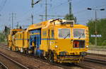GBW Stopfmaschine vom Typ P&T UNIMAT 09-4x4/4S mit  Universalschotterplaniermaschine der neuesten Generation von Plasser & Theurer vom Typ USP 2000-C2 am Haken bei der Durchfahrt Bf.