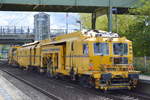 P&T Schnellschotterplaniermaschine + P&T Schinenstopfmaschine UNIMAT 09-32/4S der DB Bahnbau Gruppe am 12.09.17 Durchfahrt Bf.