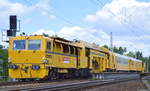 DB Bahnbau Gruppe mit der Gleisstopfmaschine P&T UNIMAT 09-16/4S (D-DB 99 80 9124 025-4) USM 351  Lotte  mit zwei Bahndienstwagen und Gleisschotterplaniermascjine am Haken am 28.07.17