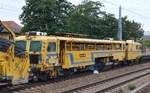 Am Haken von HSL 185 691-3, die P&T Duomatic 09-32 CSM: Kontinuierlich arbeitende Zwei-Schwellen-Nivellier-, Hebe -, Richt- und Stopfmaschine für Gleise der Fa.