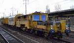 DB Bahnbau Gruppe mit der P&T Stopfmaschine 09-32 CSM einigen Bahndienstwagen und Schotterplaniermaschine am 04.12.17 Bf. Flughafen Berlin-Schönefeld.  