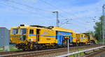 Die MONTI Gleisbau GmbH mit der Universalstopfmaschine P&T Unimat 09-475/4S  Karoline  für Gleise und Weichen und der Schienenschotterplaniermaschine P&T SSP 110 SW  Helene  am 16.05.18 Mönchmühle bei Berlin Richtung Oranienburg.