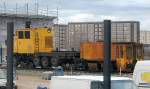 Noch ein weiterer Schnappschuss aus dem S-Bahn Fenster der mobilen Schleifmaschine als Zweiwegesystem (�hnlich RRGM 0-16) beim Gleisneubau am Bhf.