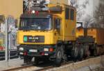F�r ein Bild aus der fahrenden S-Bahn ok !! Die im Einsatz befindliche mobile Schienenschleifmaschine auf einem MAN Zweiwege-LKW, eine Systembezeichnung konnte ich auch diesmal nicht erkennen,