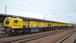 Der Schienenschleifzug SPENO RPS 32-1 am 04.08.16 am Haken von 152 054-3 bei der Durchfahrt Bf.