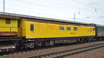 Der Schienenschleifzug SPENO RPS 32-1 am 04.08.16 am Haken von 152 054-3 bei der Durchfahrt Bf.