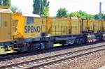 Leider nicht scharf im Bild der vordere Teil der SPENO Schiennenschleifmaschine (Triebkopf) RR 24 MC7, 27.06.10 Berlin-Pankow.