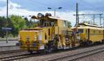 Eher selten so herrum, hier zieht einmal eine P&T Schnellschotterplaniermaschine (SSP 685) der DB Bahnbau Gruppe eine P&T UNIMAT 09-32/4S Gleistopfmaschine am 19.06.15 durch den Bhf.