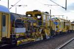 DB Bahnbau Gruppe mit Universlaschotterplaniermasche USP 2000 SWS am 19.11.15 Bhf.