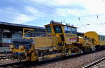 DB Bahnbau Gruppe mit einer Schnellschotterplaniermaschine P&T SSP 110 SW (SSP 561) am 26.04.16 Bf.