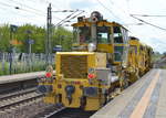 STRABAG mit einer MATISA Gleisstopfmaschine (99 80 9124 002-3 D-BRS) + Schotterplaniermaschine SSP 110 SW am 06.07.17 Durchfahrt Bf.