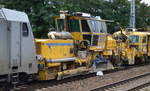 Am Haken von HSL 185 691-3, die P&T Schotterplaniermaschine SSP 110 SW (D-EVULW 99 80 9425 044-1) der Fa.