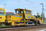 Die MONTI Gleisbau GmbH mit der Universalstopfmaschine P&T Unimat 09-475/4S  Karoline  für Gleise und Weichen und der Schienenschotterplaniermaschine P&T SSP 110 SW  Helene  am 16.05.18 Mönchmühle bei Berlin Richtung Oranienburg.
