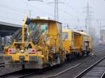 Der GBW Gleisbauzug von hinten mit der Schnellschotterplaniermaschine P&T SSP 110 SW und davor der DYNAMIC STOPEXPRESS P&T 09-3X bei der Durchfahrt im Bhf.